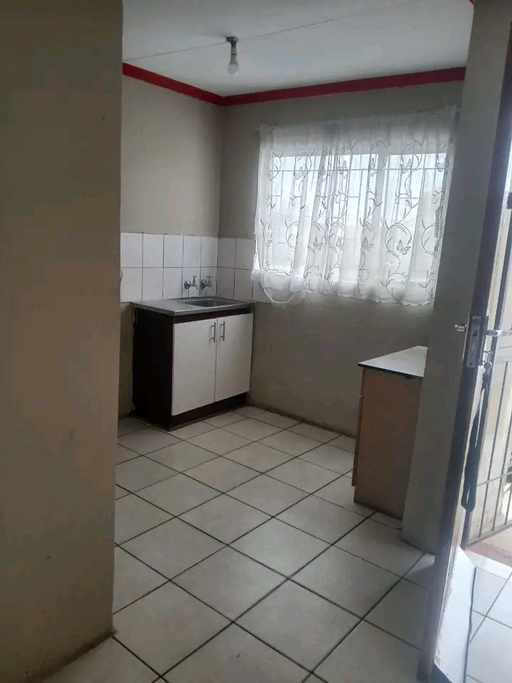 House to rent
2 bedroom and 1 bathroom  
eb  in Ebony Park