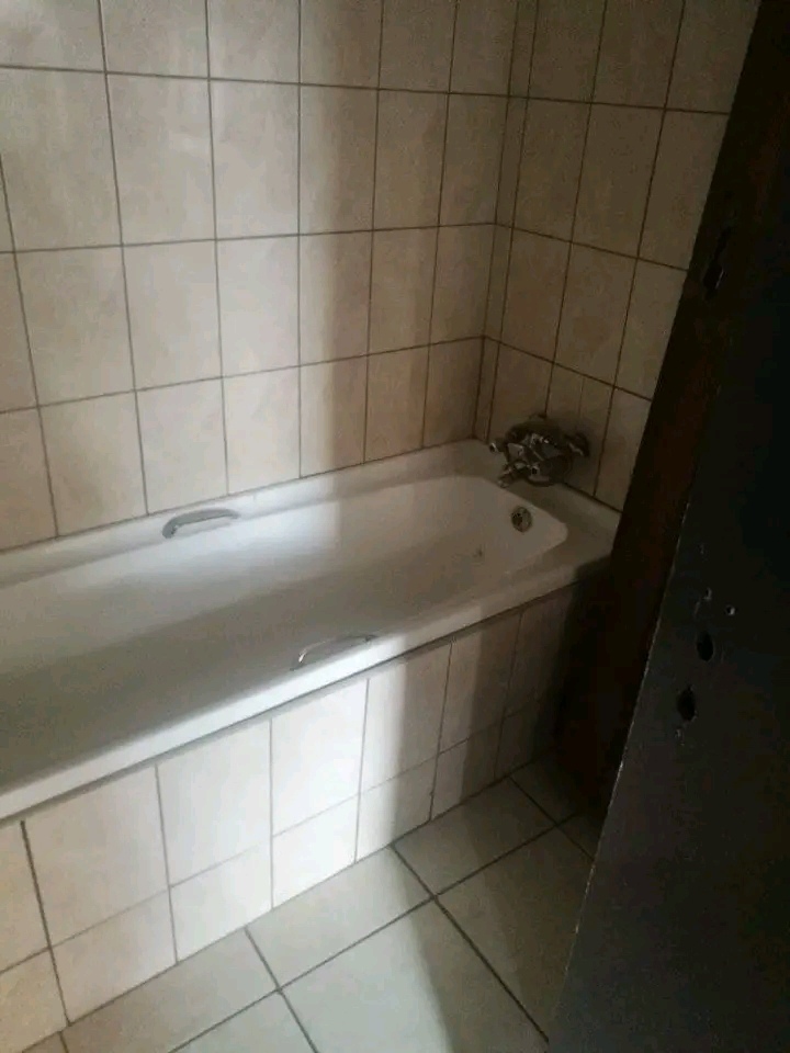 Big room with shared bathroom available immed  in Meadowlands