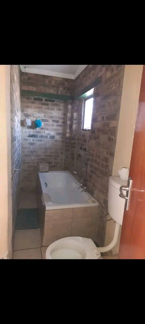 1 bedroom cottage
kitchen cupboards, sink, 4  in Birchleigh North