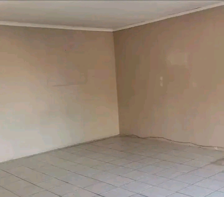 Garage room available in ext 3 rent 2200 nego  in Diepkloof