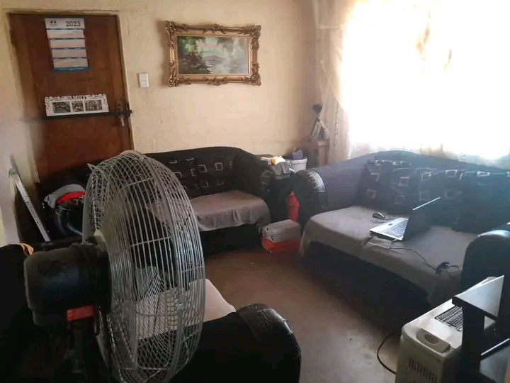 2 bedroom house available in mailula stand al  in Vosloorus