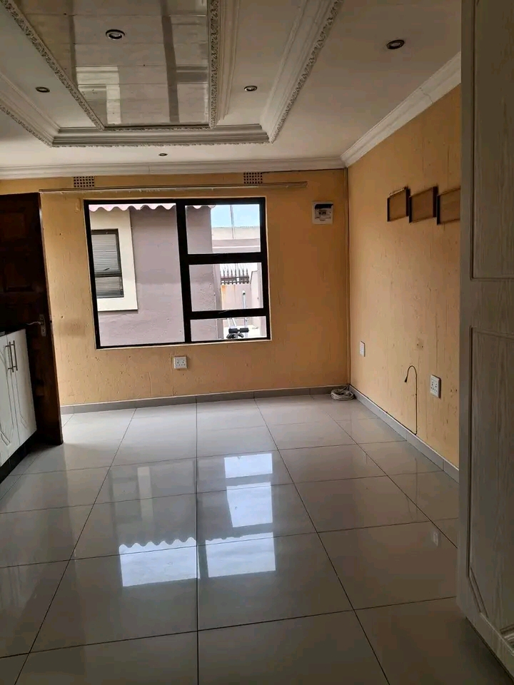 Bachelor available for rental in zone 1. wate  in Meadowlands