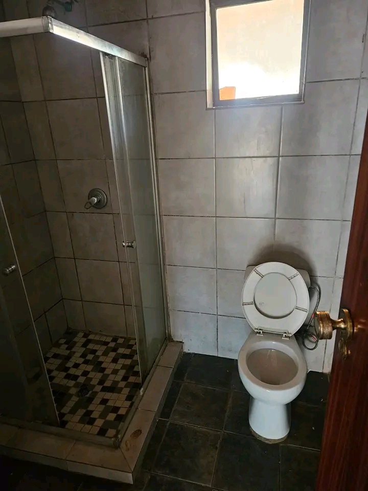 Spacious garden cottage available immediately  in Lombardy East