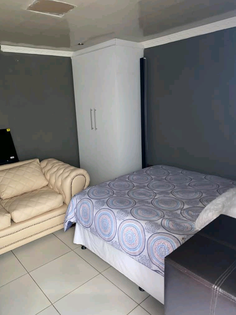 Beautiful open plan bachelor consists of fitt  in Norkem Park