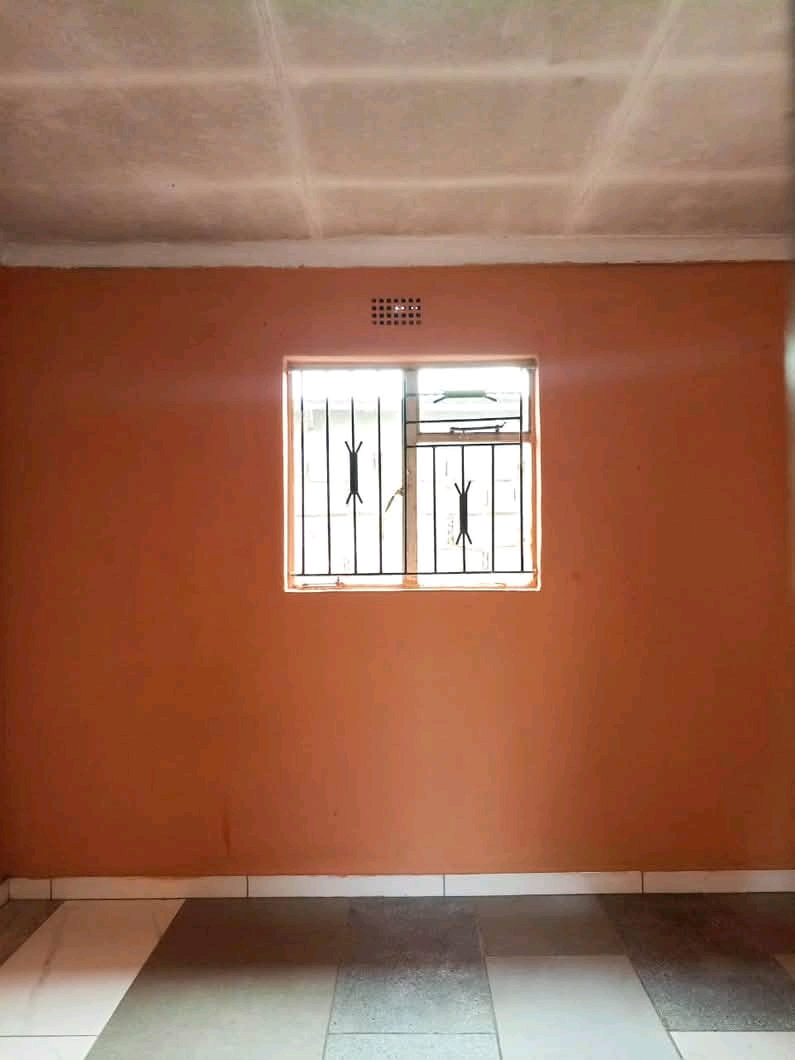 Medium room available rent r1200* water and e  in Dube