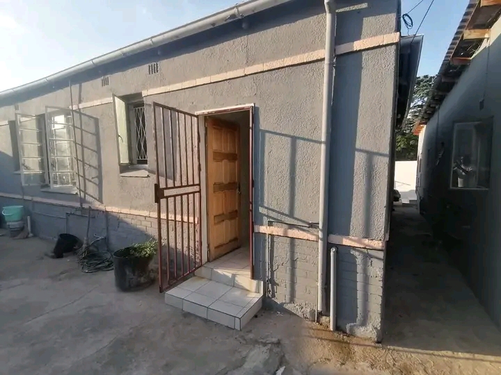 Neat and spacious 1 bedroom cottage available  in The Hill