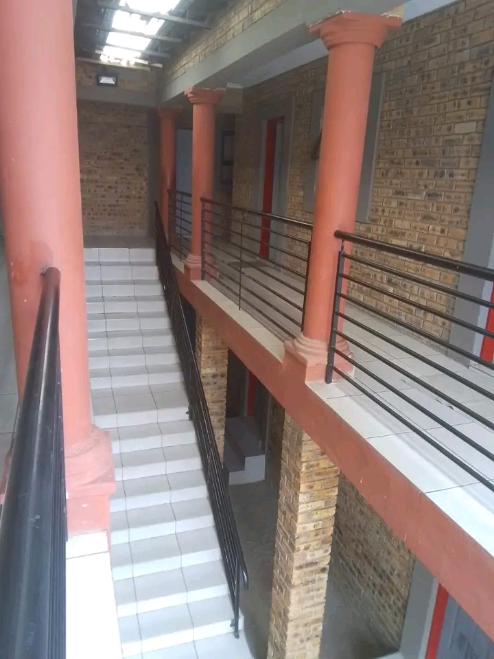 Bachelor available immediateley in ext 6.
r3  in Cosmo City
