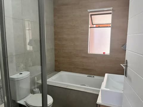 Sharing room (with a guy) available in 2 bedr  in Midrand