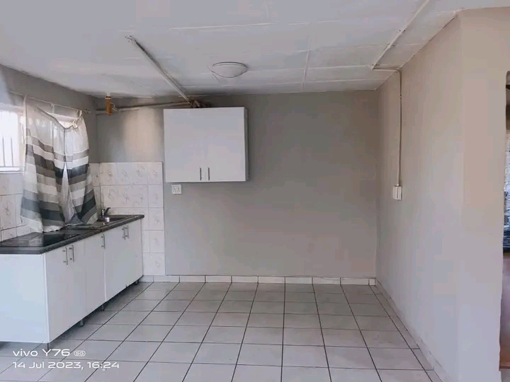 1 bedroom unit available.
water and electric  in Mondeor