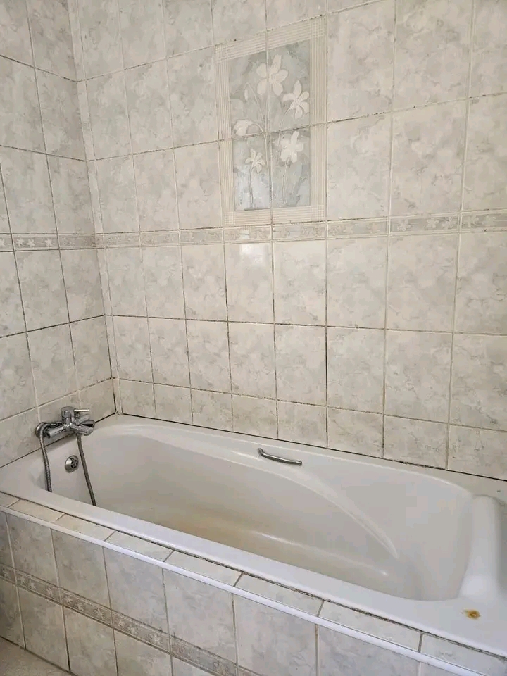 1 bedroom  cottage, comes with  fitted wardro  in Old Birch Acres