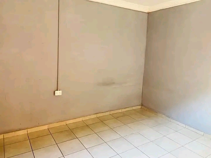 Room to rent at eastfield with an en-suite 20  in Vosloorus