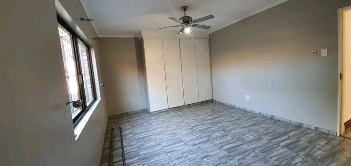 100 m2 - spacious! garden flat huge living ar  in The Reeds