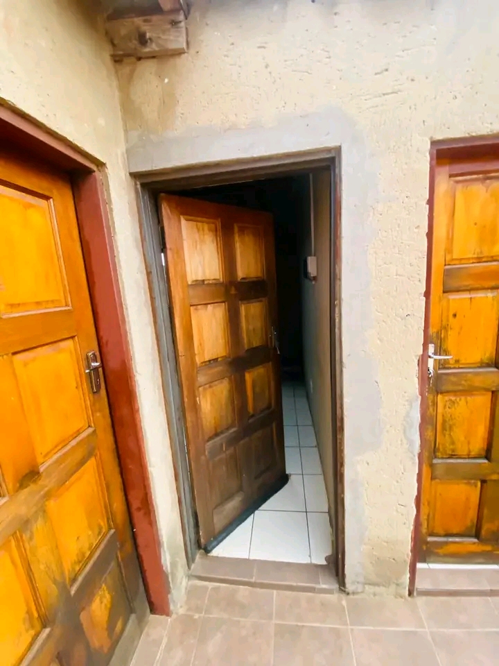 Room and garage available for rental.
phase   in Braamfischer
