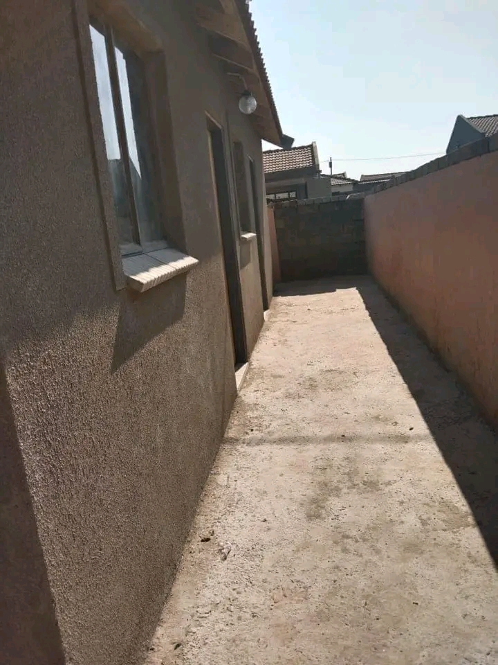1 room to rent in ext 6
no 21753/3
legokobu  in Vosloorus