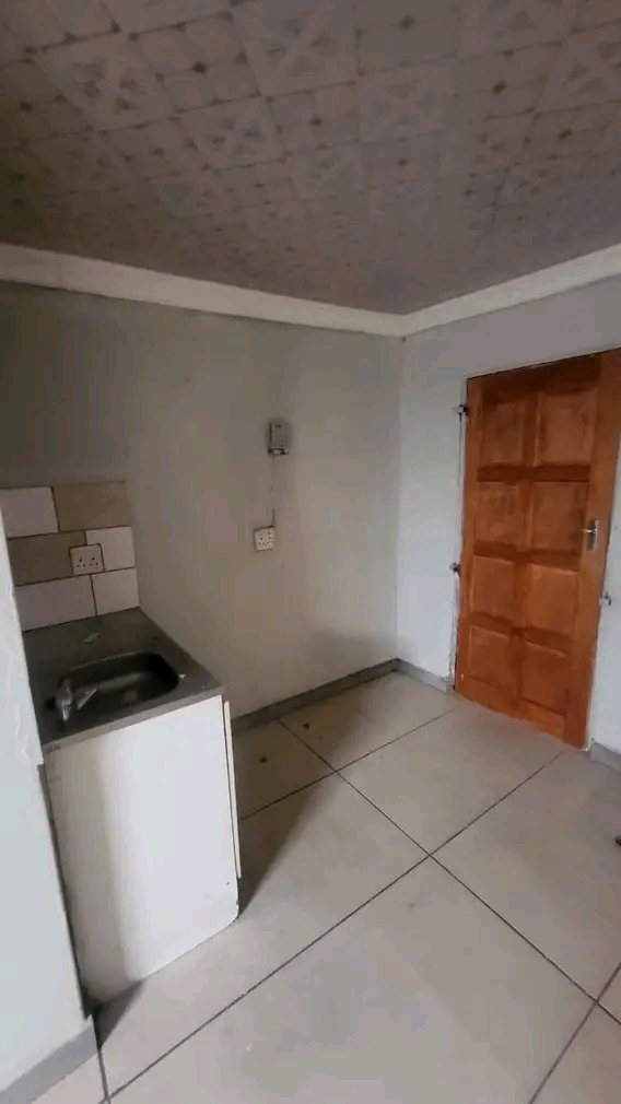 Cottage with own toilet and shower available   in Cosmo City