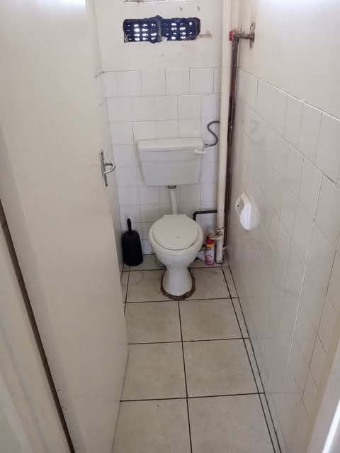 Large room to rent, semi furnished.
shared b  in Berea