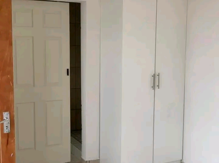 Bachelor units available in ext 31 from 1 aug  in Roodekop