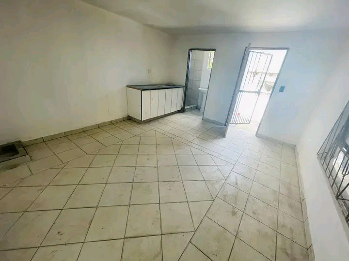 Open plan batchelor cottage with cupboard zin  in Kempton Park