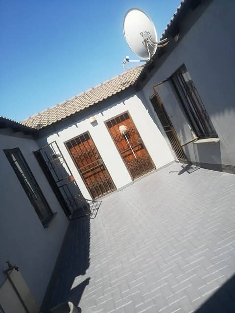 Ensuit  huge room @ ext 31
available on  01   in Protea Glen