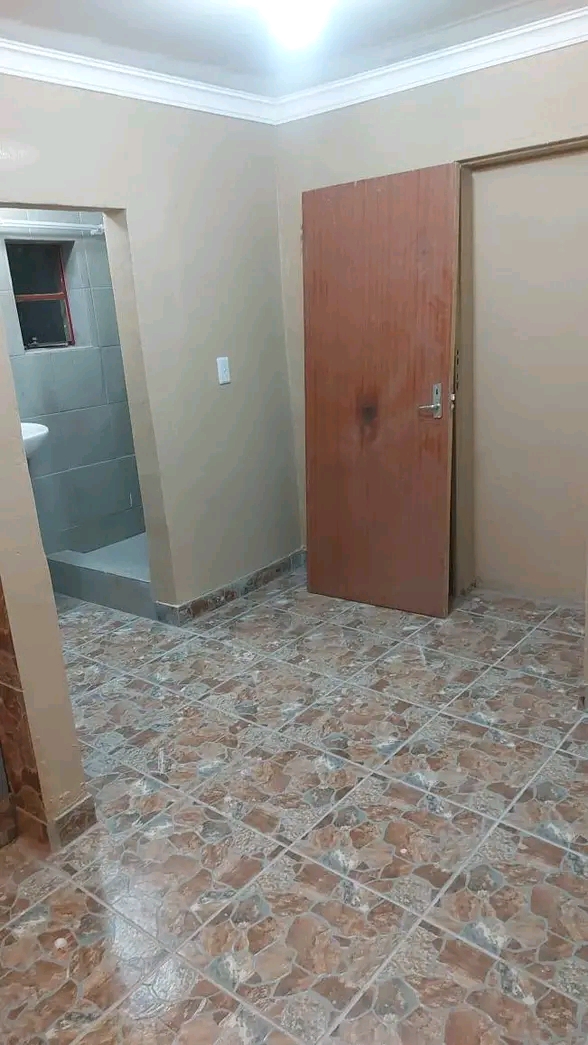 Beautiful outside room available for r3,000.   in Wychwood