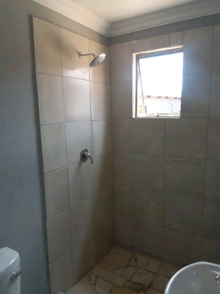 R2500 room to rent available contact: 076 192  in Forest Hill