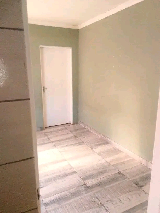 A bachelor at siluma with a shower and toilet  in Thokoza