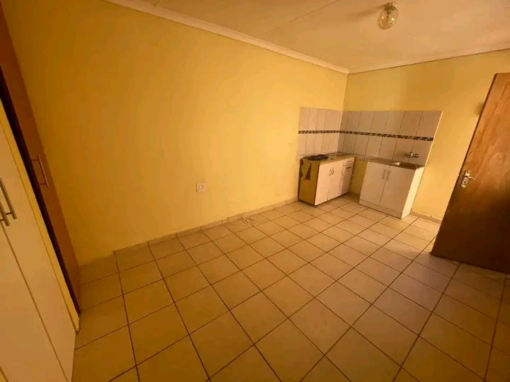 Spacious bachelor consisting of a fitted kitc  in Birch Acres