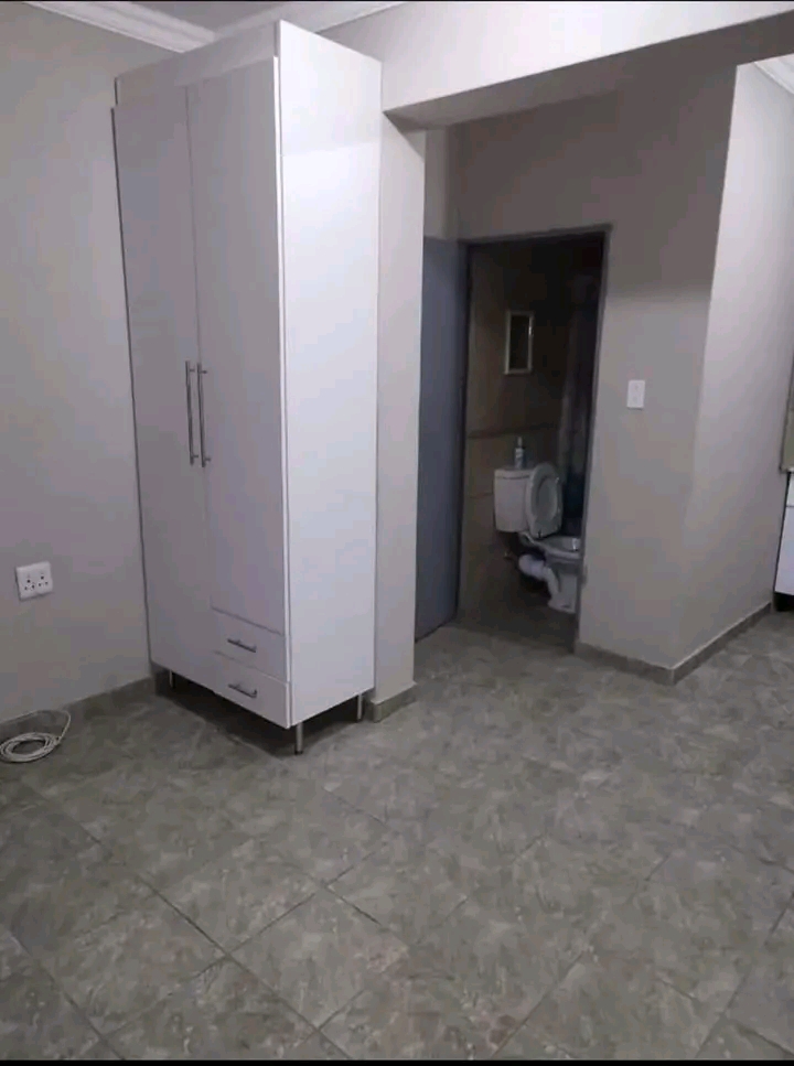 Bachelor available for rent 🏠 ext 36, 2 mi  in Olievenhoutbosch