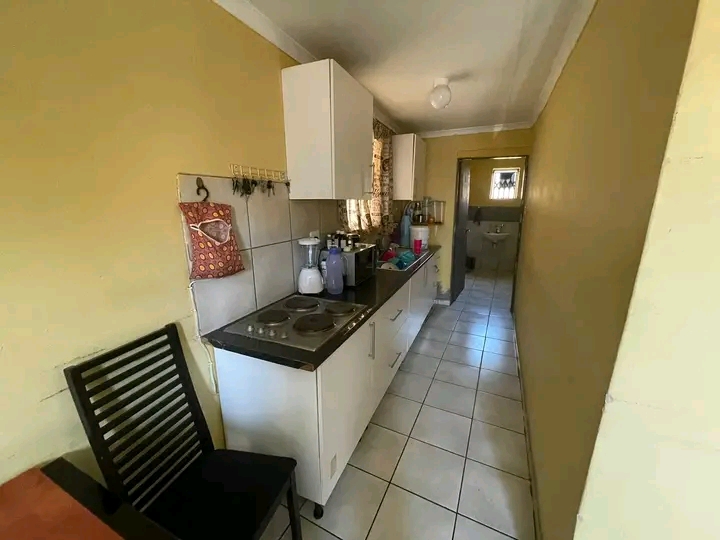 1 separate bedroom cottage with open plan kit  in Esther Park
