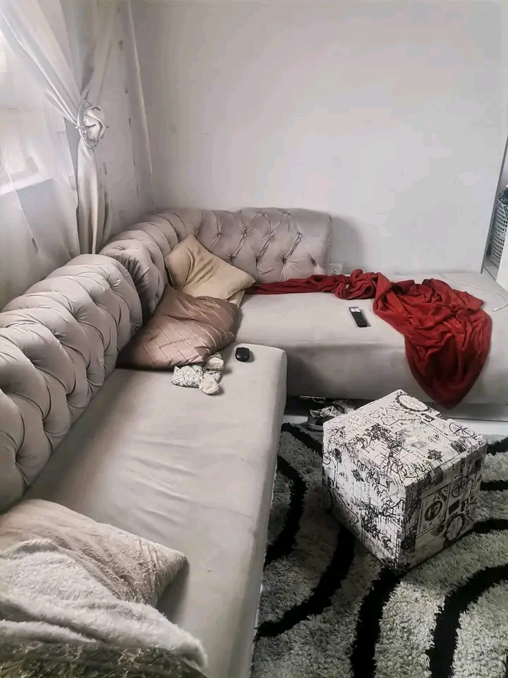 2 bedrooms upstairs  cottage comes with fitte  in Norkem Park