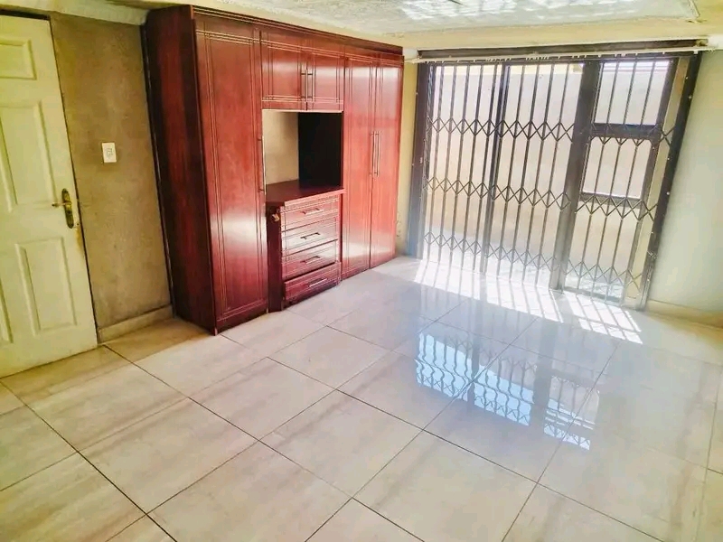 Property specifications
location ext 14

p  in Vosloorus