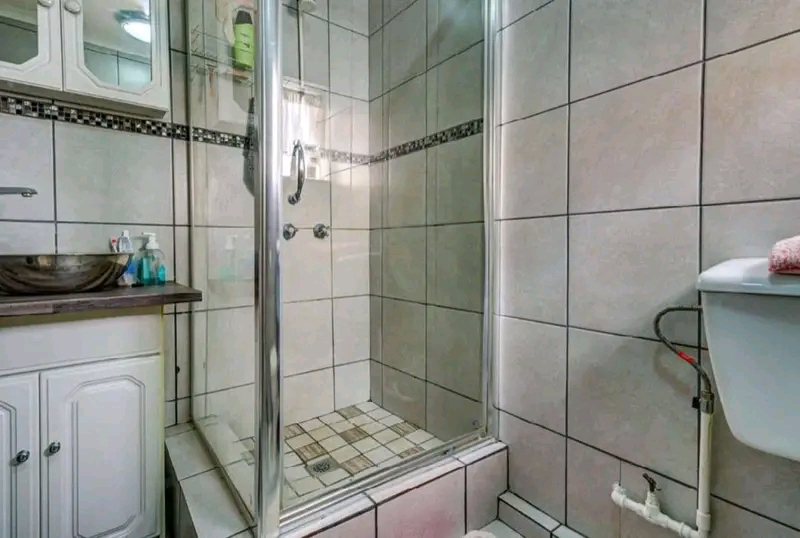 2 bedroom cottage to rent.it consists of bath  in Kempton Park