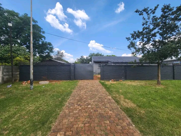 Bachelor available in olifantsfontein east pr  in Clayville