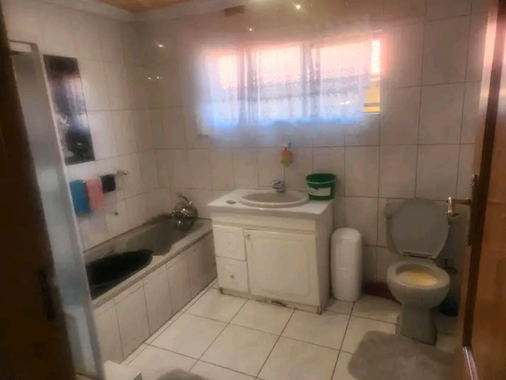 3 bedroom facebrick house on a corner stand.   in Meadowlands