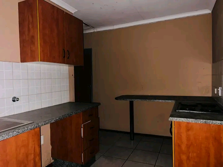 3 bedroom flat for sharing in cbd (the oaktre  in Kempton Park