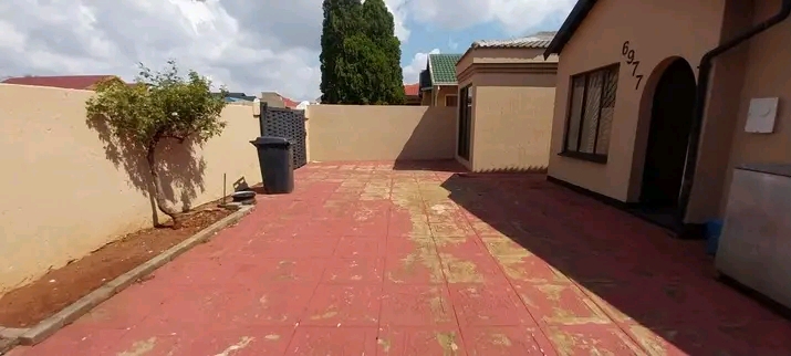 Two bedroom house to rent in ext 11
it has l  in Protea Glen