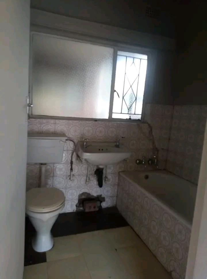 Flat s to let
webb street 
r3100pm
1 bedro  in Turffontein