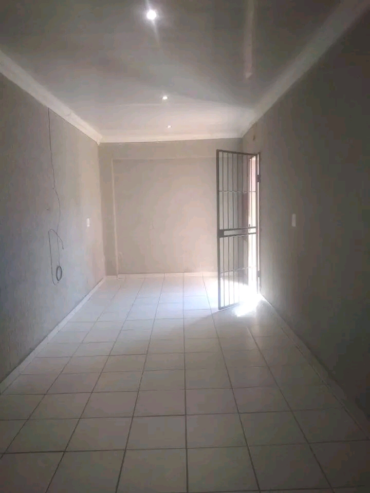Garage near municipal and koma road rent is r  in Zondi