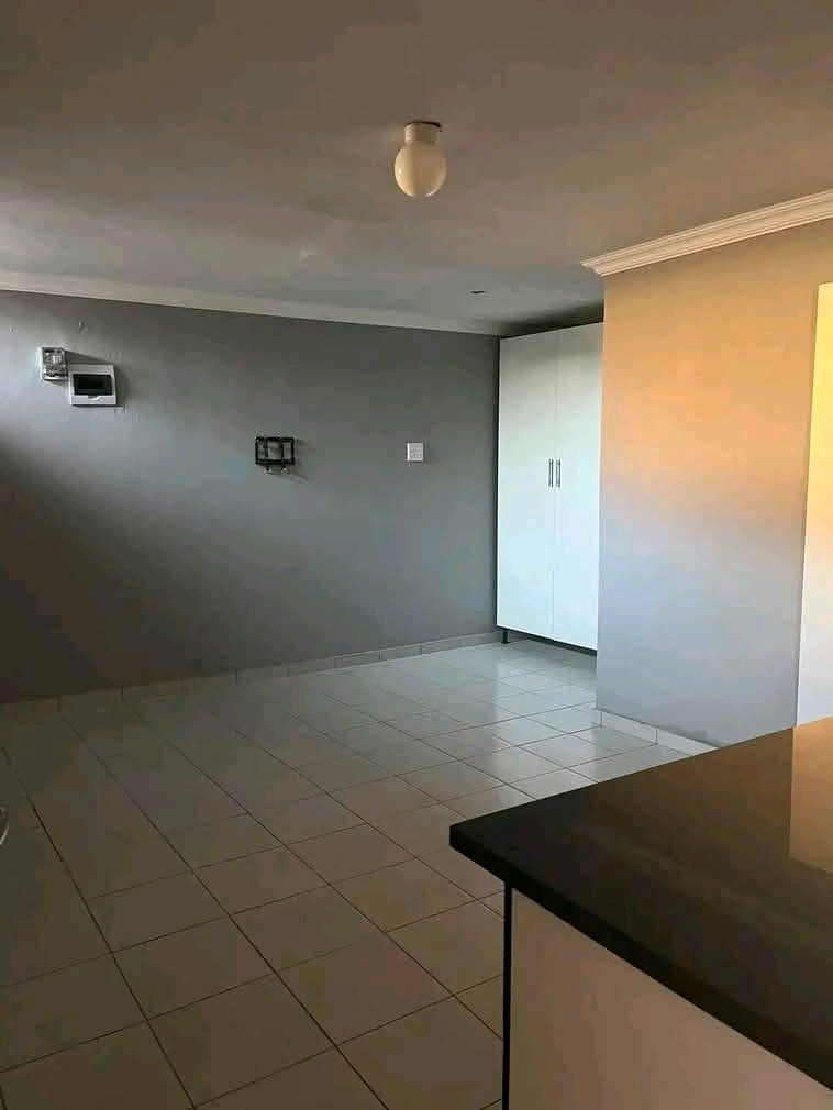 Bachelor unit available including water and e  in Midrand