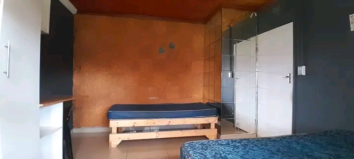 Room to rent in ce2 r2800

neat and spaciou  in Vanderbijlpark