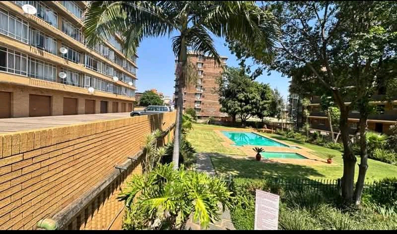 A spacious room is available in a 2 bedroom f  in Sunnyside