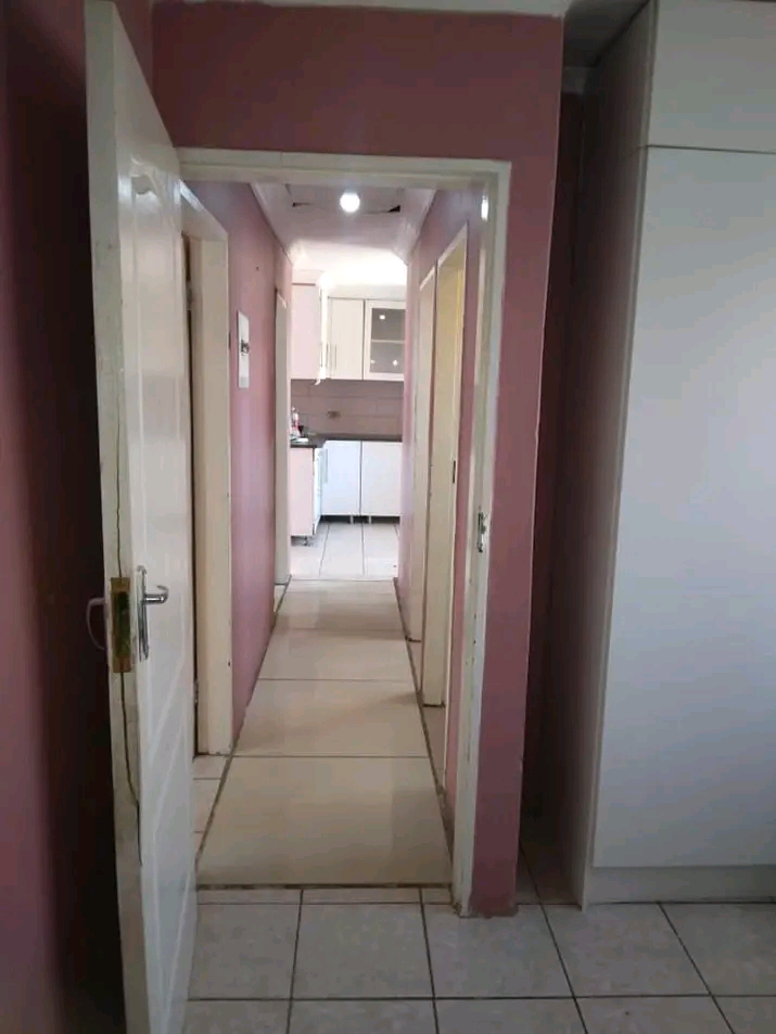 A 3 bedrooms house available right now for re  in Senaoane