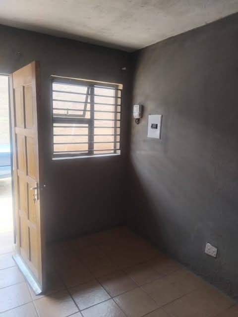 Batchelor available soweto 
own shower 
toi  in Greenvillage