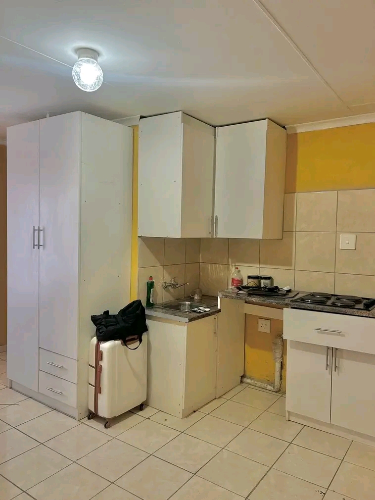 Bechelor available. r3000 rent. r2500 deposit  in Clayville