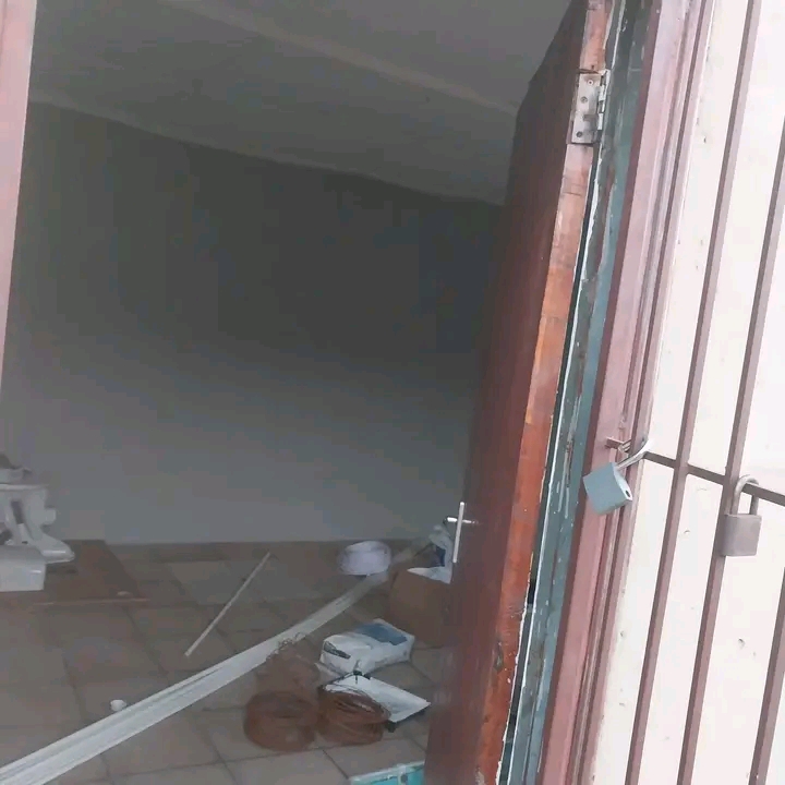 Germiston near swimming pool
big 1 room avai  in Delville