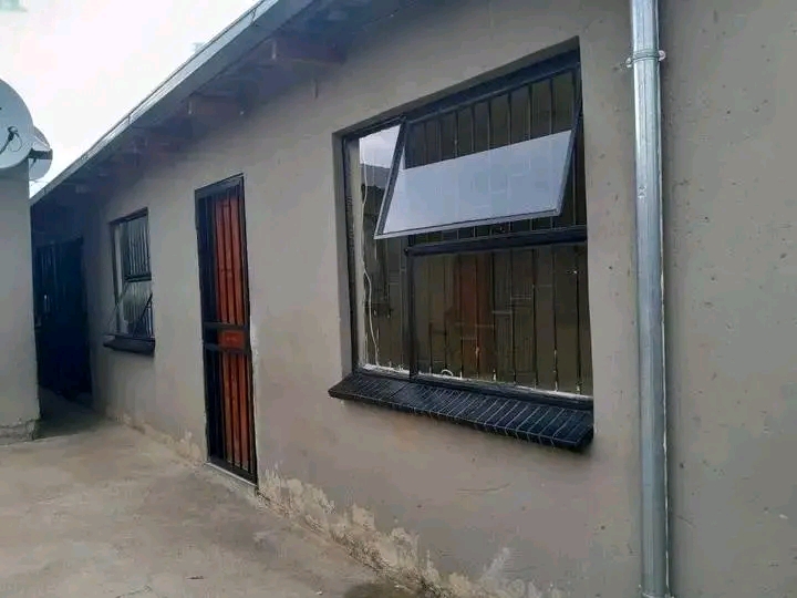 Room available in phase 3....r1000 every mont  in Mamelodi