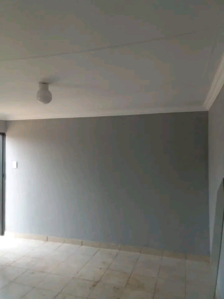Newly renovated room featuring a private show  in Forest Hill