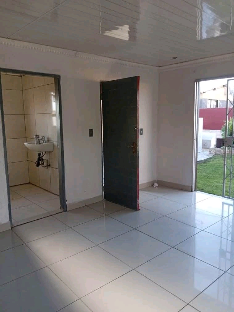 Room with ensute
available to rent in phase4  in Braamfischer