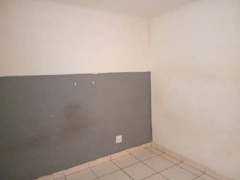 2 bedroom house
rent r3000
depositr3000 (ne  in Beverly Hills