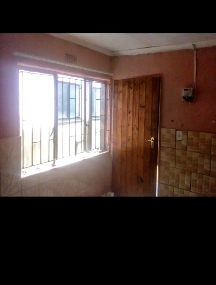 Room available 
maokeng ext
tiles ceiling,   in Tembisa